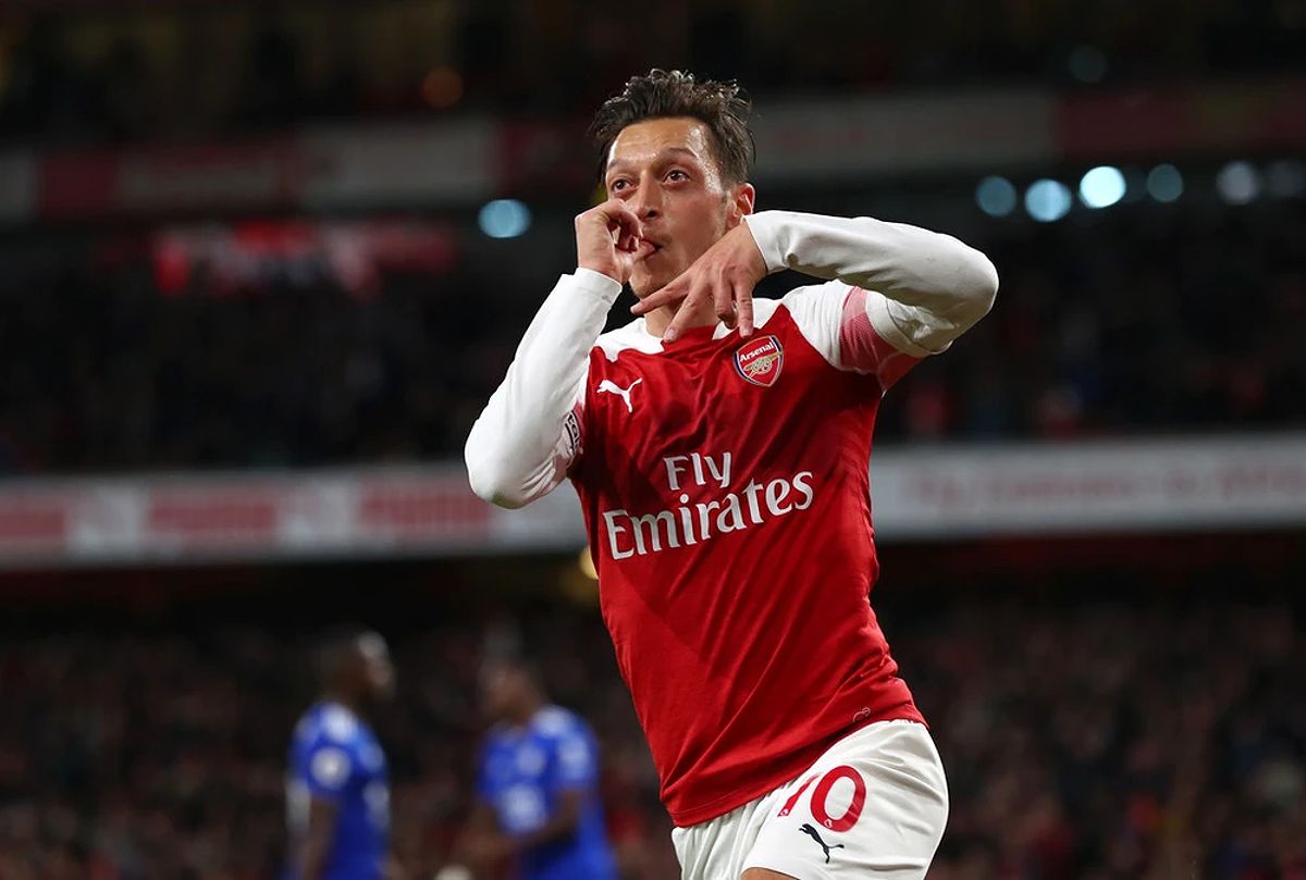 Mesut Özil từ chối hợp đồng để ở lại Arsenal